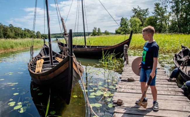 Boka en båtur till Birka Vikingastaden