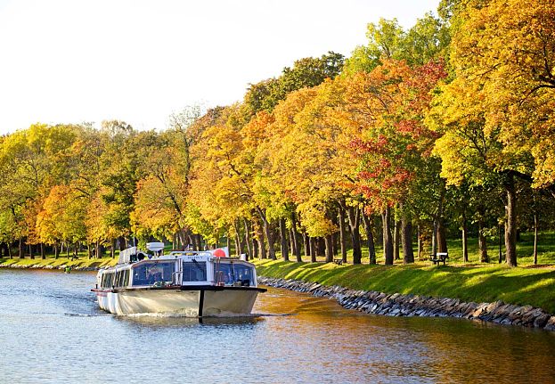 Boka Djurgården runt i Stockholm