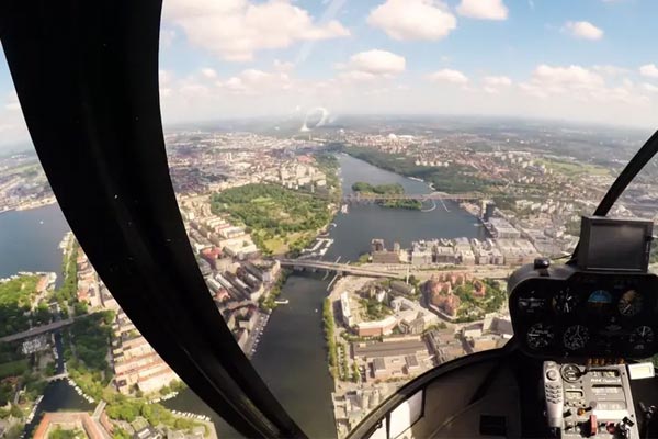 Köp biljett till helikoptertur.