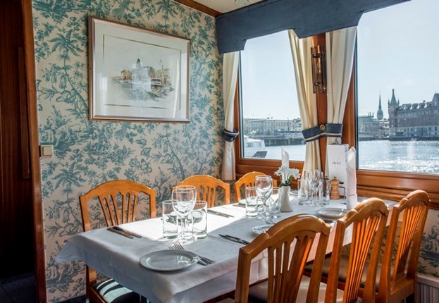 Dinner Cruise via Drottningholm in Stockholm