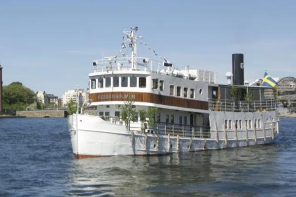 Sommarbåttur med guide i Stockholms skärgård + Hotell