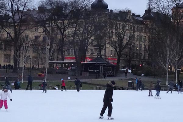 Vasaparken skridskorbana under julen i Stockholm