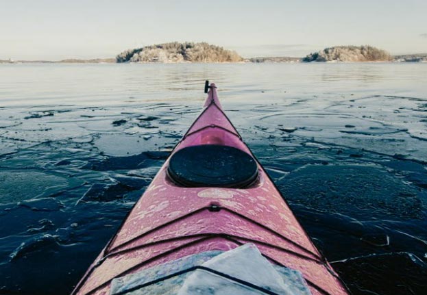 Boka en skärgårdsvinterpaddling i Stockholm Archipelag